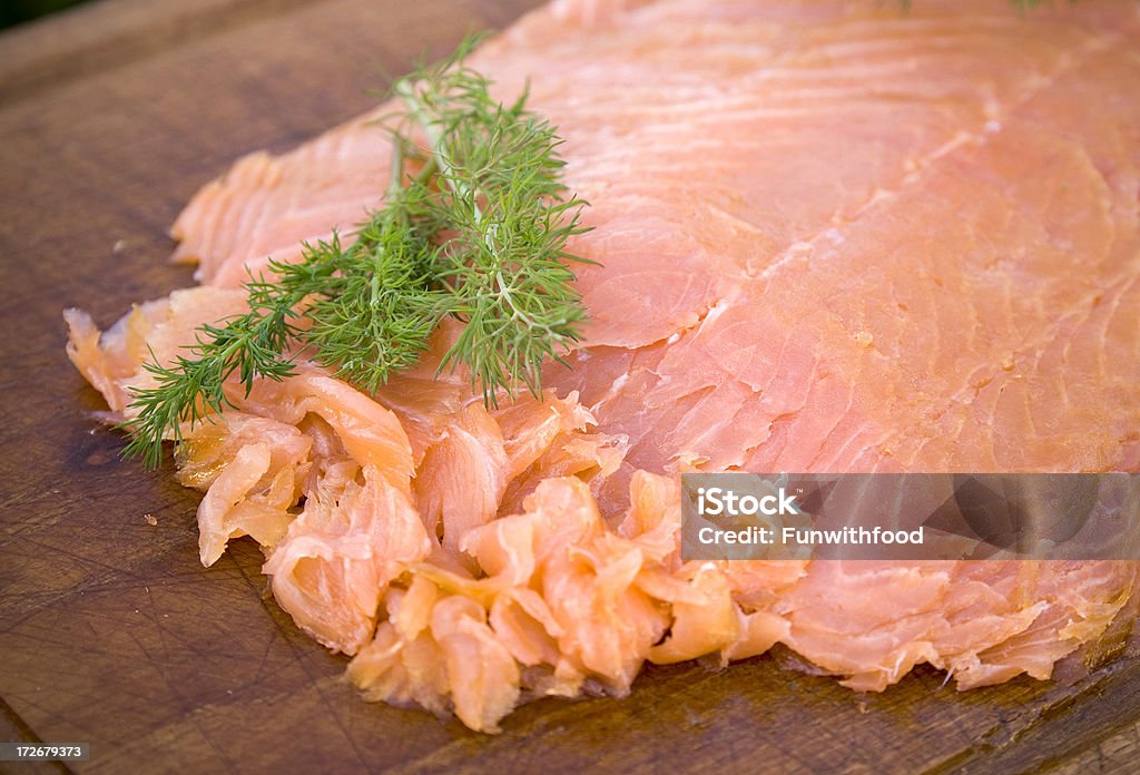 Aperitivo delicioso de filete de salmón ahumado de pescados y mariscos - Foto de stock de Alimento libre de derechos