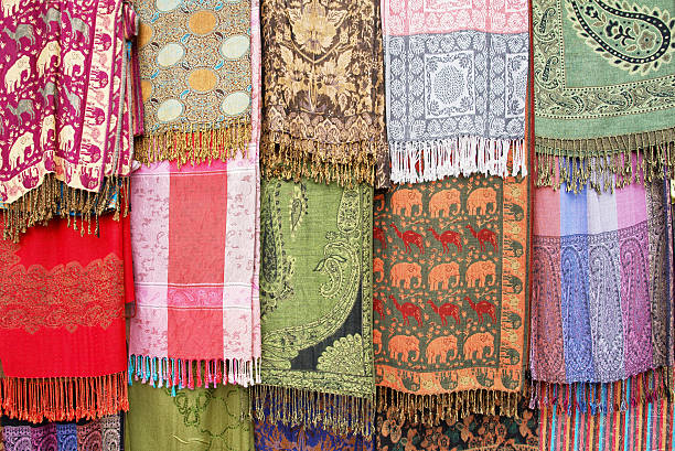 tradizionali coperte nepalese - nepal bazaar kathmandu textile foto e immagini stock