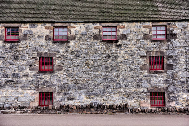 exteriores da destilaria de whisky balvenie na região ao redor de dufftown, na escócia - the balvenie whisky - fotografias e filmes do acervo