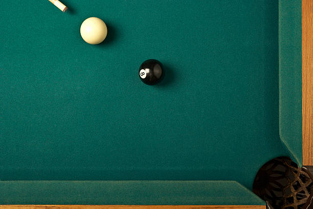 boule 8 corner pocket sur la table de billard - billard photos et images de collection