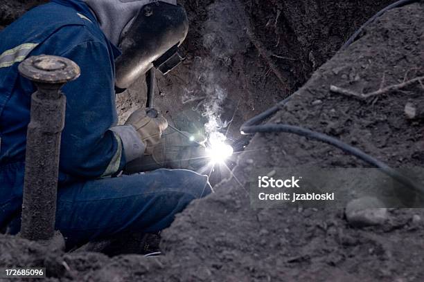 Schweißen In Einem Loch Stockfoto und mehr Bilder von Rohrschlosser - Rohrschlosser, Ölfeld, Arbeiten