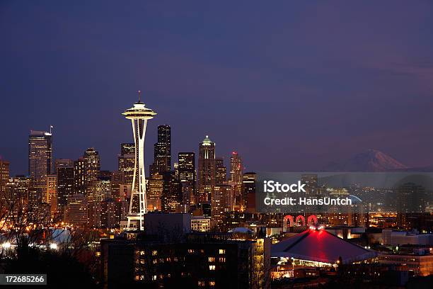 Skyline Di Seattle Con Mt Rainier - Fotografie stock e altre immagini di Notte - Notte, Space Needle, Montagna