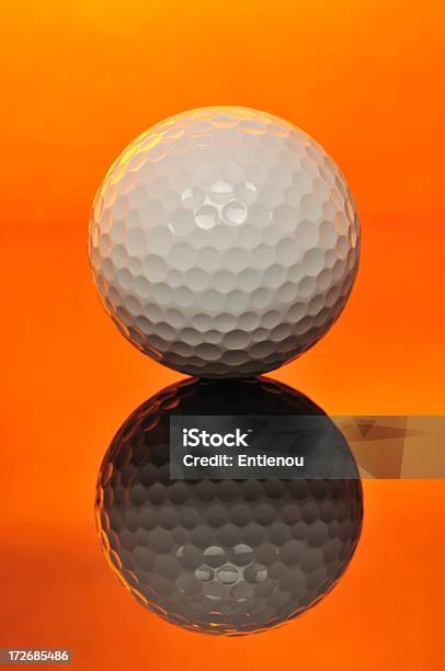 Elegante Bola De Golfe Com Fundo Laranja - Fotografias de stock e mais imagens de Ampliação - Ampliação, Bola, Bola de Golfe