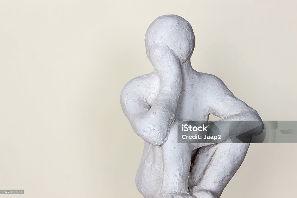 Close-up di scultura a mano, rappresenta un pensoso persona - Foto stock royalty-free di Astratto