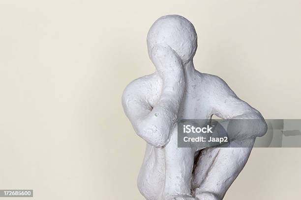 Closeup Di Scultura A Mano Rappresenta Un Pensoso Persona - Fotografie stock e altre immagini di Astratto