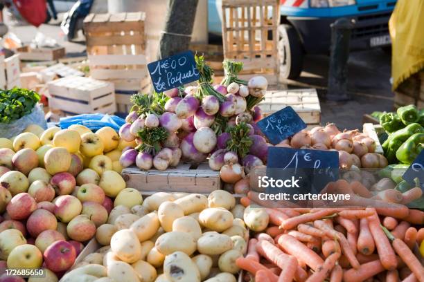 Mercado De Agricultores Con Frutas Y Verduras Foto de stock y más banco de imágenes de Francia - Francia, Mercado de Productos de Granja, 2000-2009