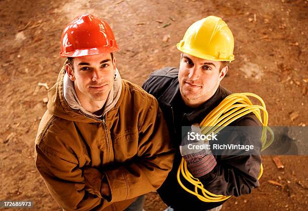 Carpinteiro Equipa - Fotografias de stock e mais imagens de Fio Elétrico - Fio Elétrico, Grupo multiétnico, Olhar para a Câmara