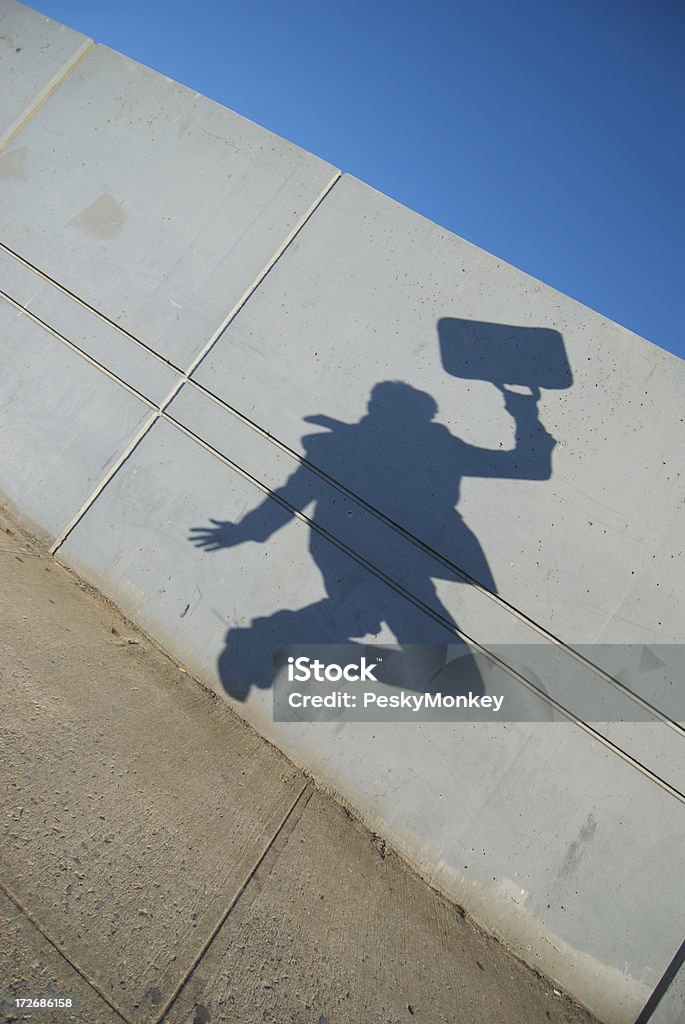 Sombra de un empresario Jumps contra la pared de cemento - Foto de stock de Acera libre de derechos