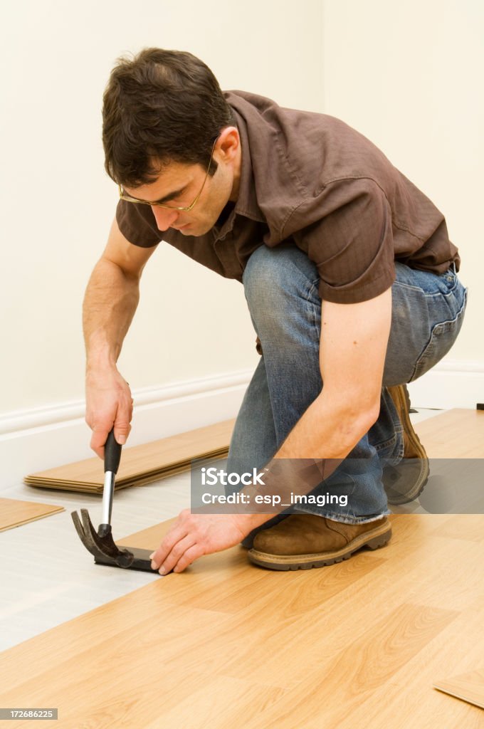 Homme soulevant du parquet laminé - Photo de Adulte libre de droits