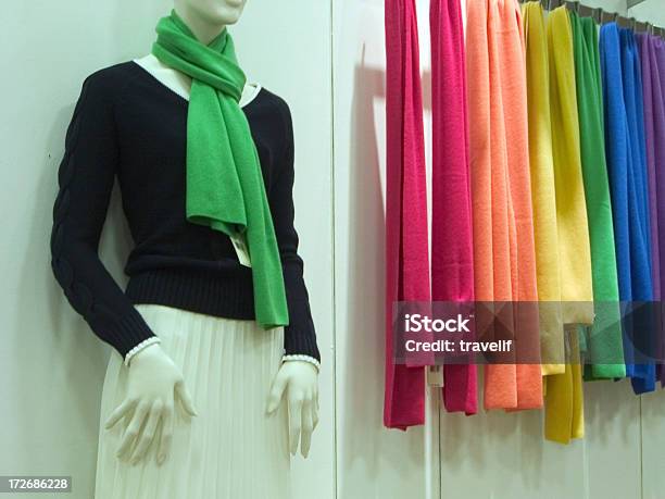 Loja De Roupa Casual Lenços Coloridos Para Venda - Fotografias de stock e mais imagens de Adulto - Adulto, Amarelo, Amostra de Tecido - Têxtil