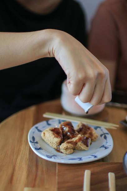polvo de soja warabi mochi (kinako) y jarabe de azúcar moreno. postre japonés. pudín hecho de almidón de helecho. - bracken starch fotografías e imágenes de stock