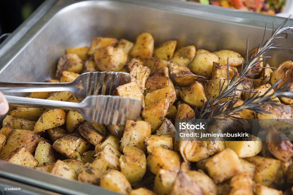 Servant des pommes de terre rôties - Photo de Aliment libre de droits