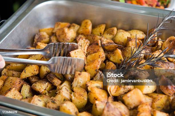 Che Servono Patate Arrosto - Fotografie stock e altre immagini di Alimentazione sana - Alimentazione sana, Arrosto - Cibo cotto, Arrosto - Portata principale