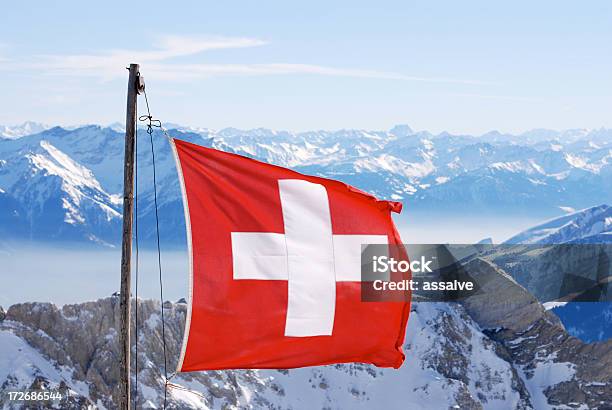 Швейцария Flagg На Швейцарские Альпы — стоковые фотографии и другие картинки Швейцарский флаг - Швейцарский флаг, Снег, Без людей