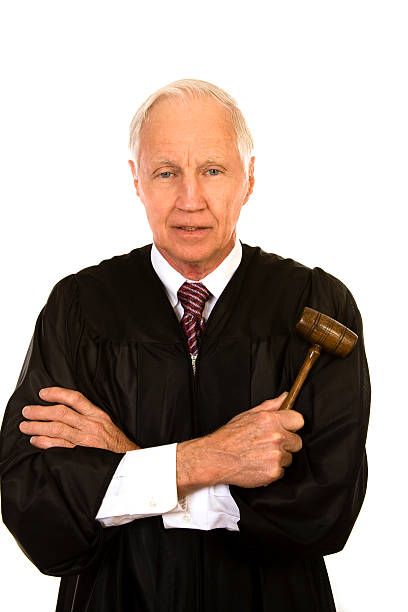 hombre mayor juez en negro bata con mazo. fondo blanco. - portrait black and white senior men wisdom fotografías e imágenes de stock