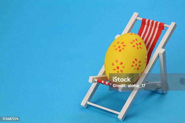 Entspannende Easter Egg Stockfoto und mehr Bilder von Ostern - Ostern, Reise, Blau