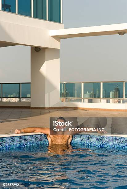 Sich Im Pool Stockfoto und mehr Bilder von Architektur - Architektur, Besuchen, Brusthaar