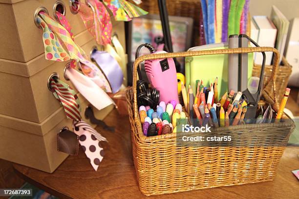 Craft Material Mit Band Markierungen Buntstifte In Basket Stockfoto und mehr Bilder von Lagerraum