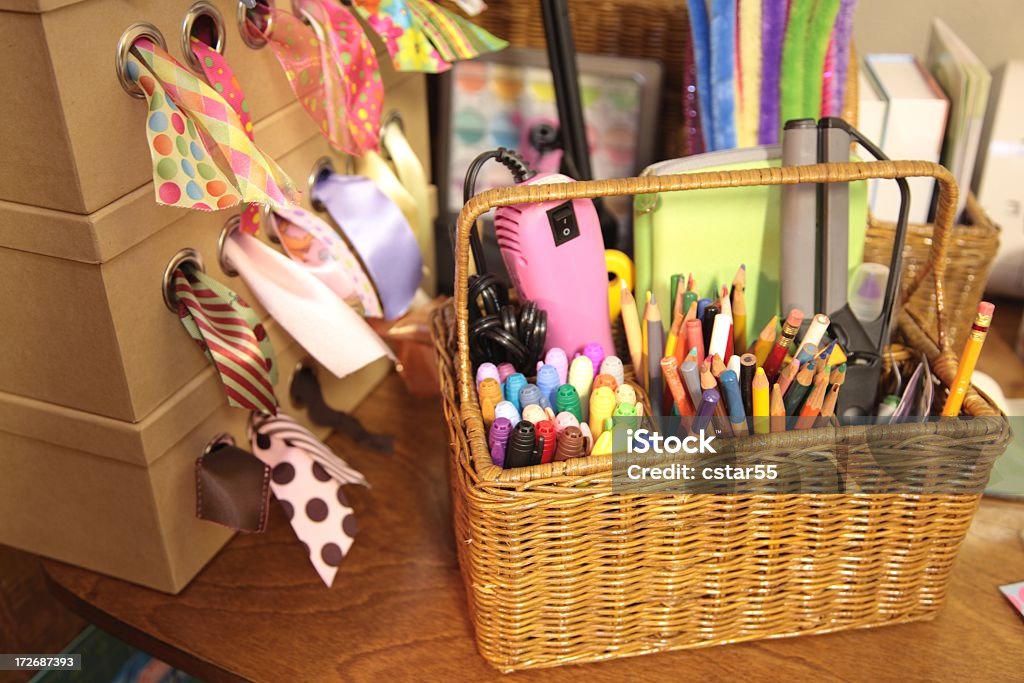 Artisanat fournitures avec ruban, indicateurs, de crayons de couleurs dans le panier - Photo de Salle de stockage libre de droits