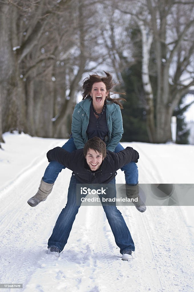Junges Paar im Schnee - Lizenzfrei 20-24 Jahre Stock-Foto