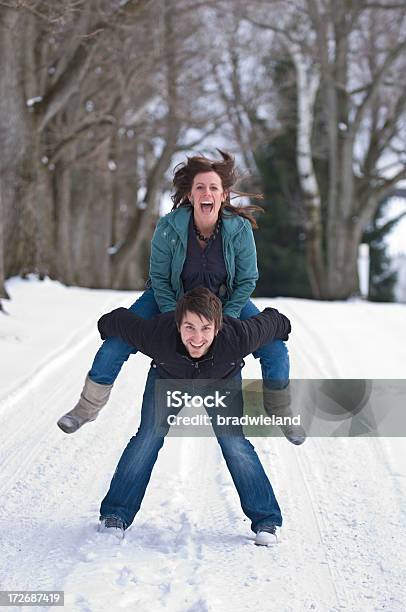 Junges Paar Im Schnee Stockfoto und mehr Bilder von 20-24 Jahre - 20-24 Jahre, 30-34 Jahre, Aktiver Lebensstil