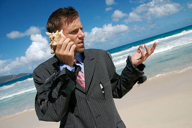 cordas empresário falando no telefone móvel de shell - stranded beached beach businessman imagens e fotografias de stock