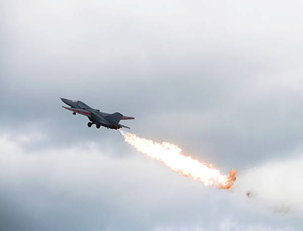 dump e bruciare ascent - fighter plane jet military airplane afterburner foto e immagini stock