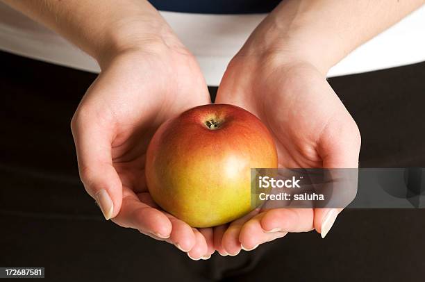 Segurando O Apple - Fotografias de stock e mais imagens de Adulto - Adulto, Agarrar, Alimentação Saudável