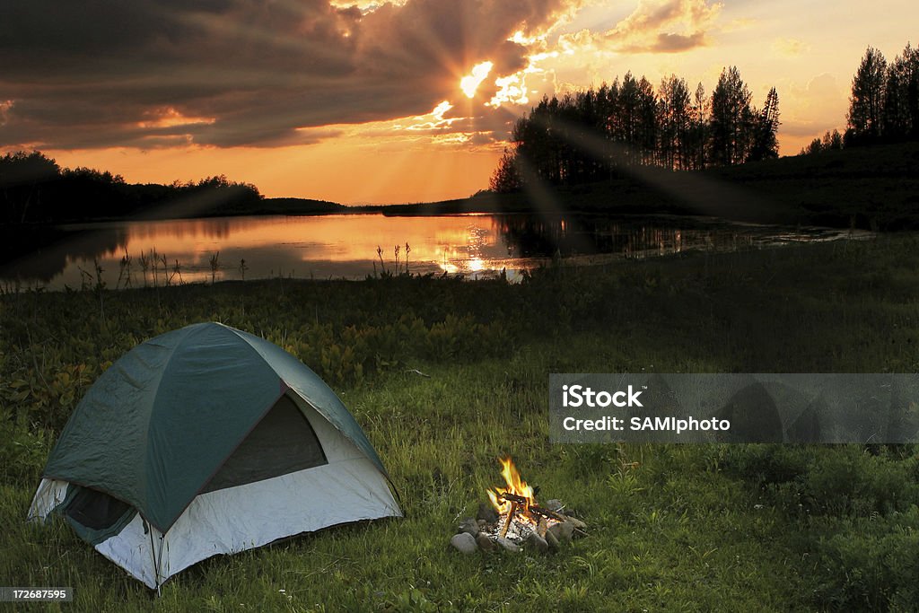 Acampamento no lago - Foto de stock de Acampar royalty-free