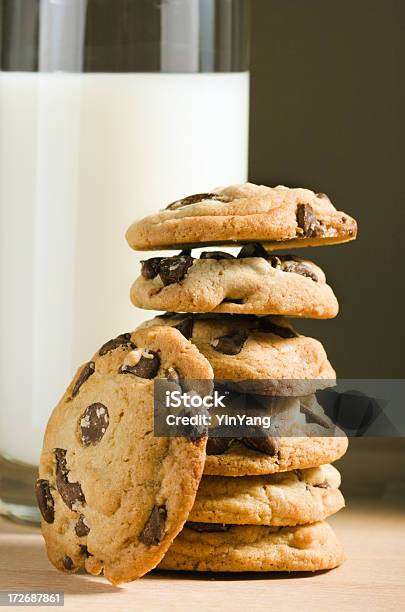 Cookies Leite - Fotografias de stock e mais imagens de Balcão de Cozinha - Balcão de Cozinha, Bolacha, Frescura