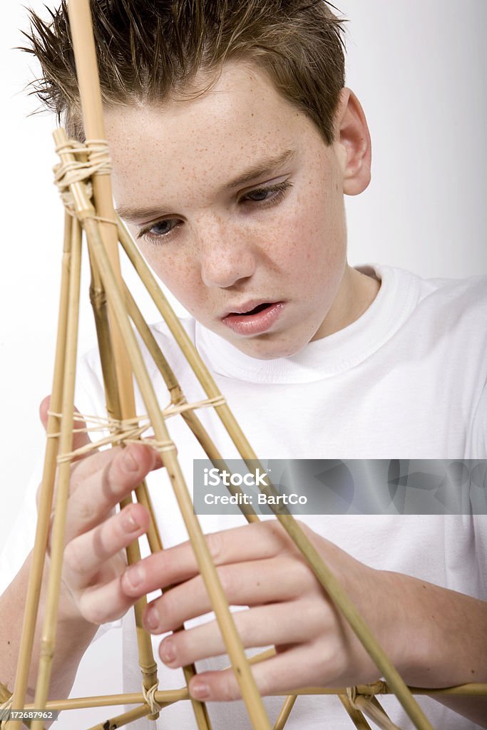 Мальчик делает строительство для его технологии деятельности - Стоковые фото 12-13 лет роялти-фри