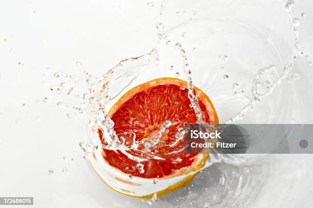 Uva Inicial - Fotografias de stock e mais imagens de Esguichar - Esguichar, Toranja, Toranja Rosa