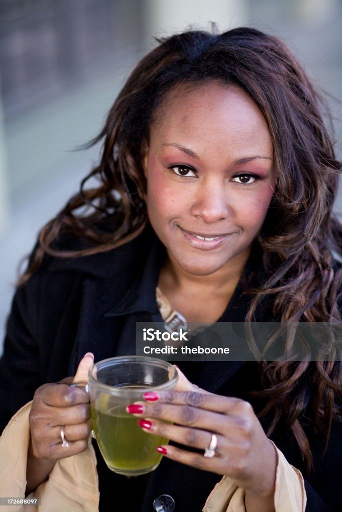 Belle jeune femme - Photo de Boire libre de droits