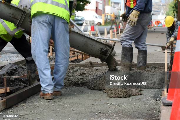 Construcción En La Acera Foto de stock y más banco de imágenes de Acera - Acera, Echar, Cemento