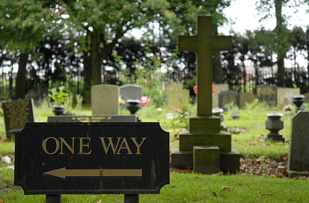 uma forma graveyard - heaven hell road sign sign imagens e fotografias de stock