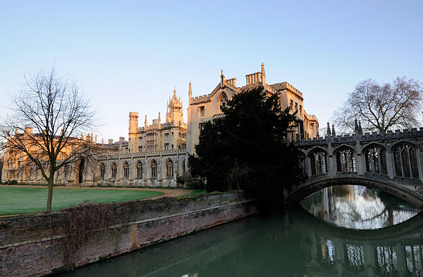 cambridge university - bridge of sighs fotos stock-fotos und bilder