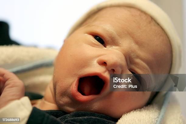 出産 - 1歳未満のストックフォトや画像を多数ご用意 - 1歳未満, あくびをする, カラー画像
