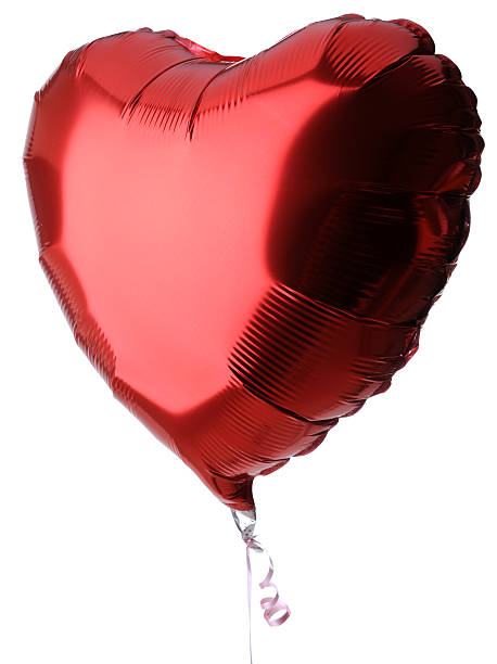 herzförmiger rote ballon auf weißem hintergrund - heart balloon stock-fotos und bilder