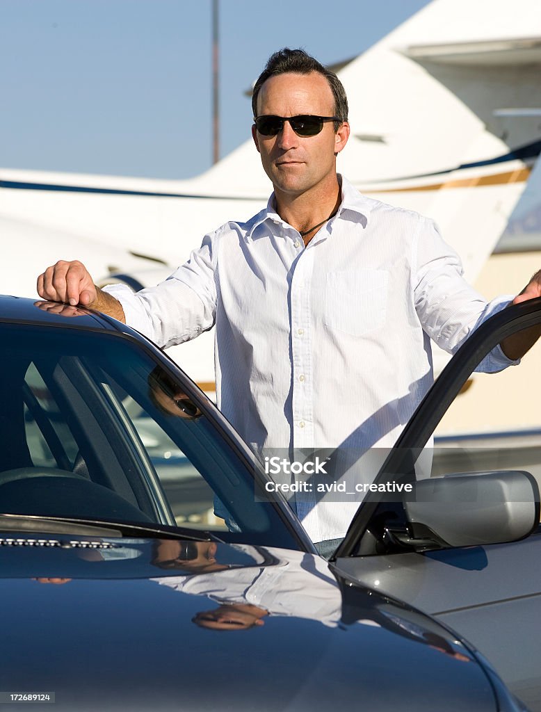 Affluent Reise-Geschäftsmann mit dem Auto am Flughafen - Lizenzfrei Flughafen Stock-Foto