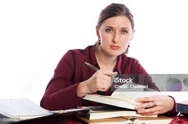 Jovem Mulher Estudar - Fotografias de stock e mais imagens de Adulto - Adulto, Aluno Mais Velho, Aprender