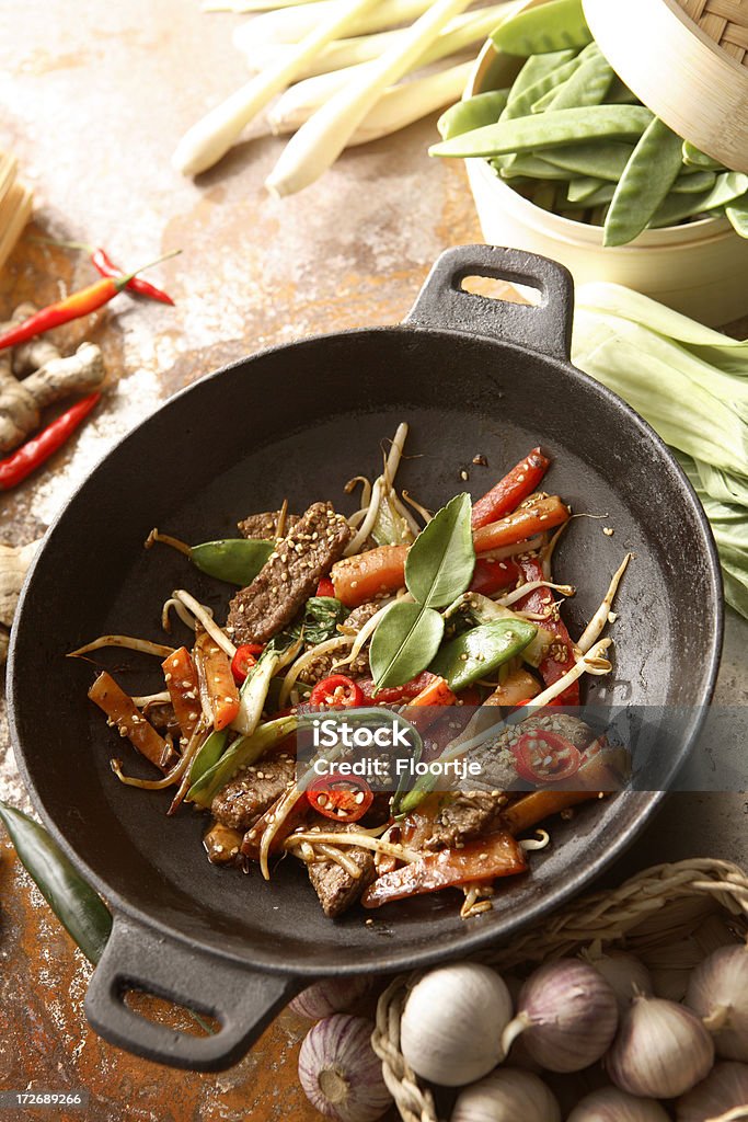 アジアの静止画: 牛肉や野菜炒めに Wokpan - 中華鍋のロイヤリティフリーストックフォト