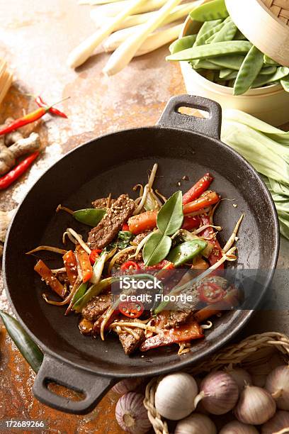 Asiático Imagens Agite Fritos De Carne De Bovino E Produtos Hortícolas Em Wokpan - Fotografias de stock e mais imagens de Frigideira Chinesa