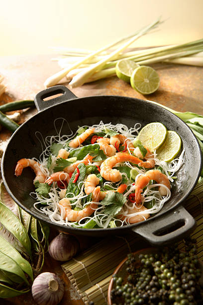 アジアの静止画: 炒め海老とヌードルを炒め物 - thai cuisine wok food thai culture ストックフォトと画像