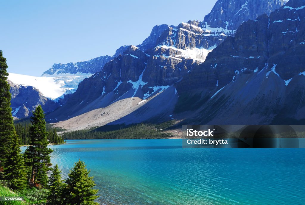 Hermoso y apacible lago Bow junto a las montañas cubiertas de nieve. - Foto de stock de Agua libre de derechos