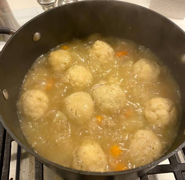 cucinare la zuppa di polpette di matzo fatta in casa - cooking close up matzo food foto e immagini stock