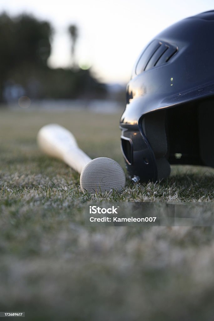 Batte en bois et Casque de baseball - Photo de Batte libre de droits