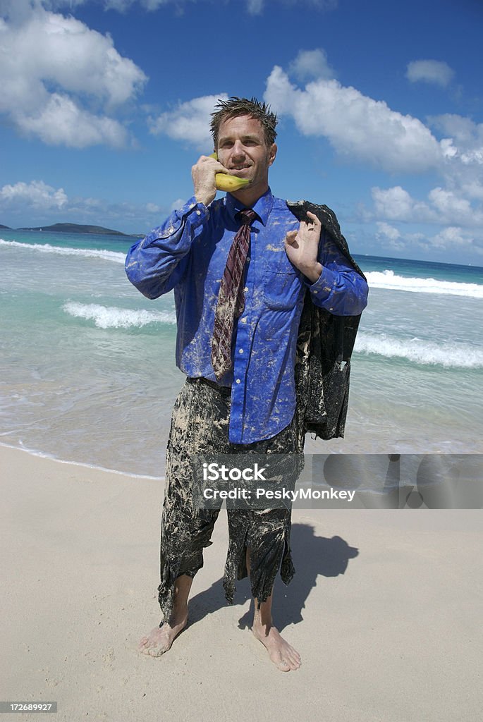 Sorridente Empresário negociações sobre Castaway telefone de Banana - Foto de stock de Encalhado royalty-free