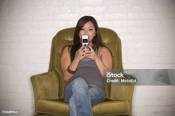 Mujer Enviando Mensajes De Texto Por Teléfono Móvil Foto de stock y más banco de imágenes de 20 a 29 años