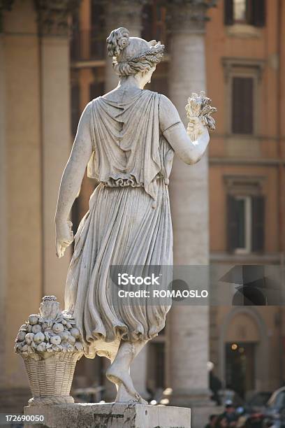 Neoclásico Escultura De Las Mujeres Roma Italia Foto de stock y más banco de imágenes de Estatua - Estatua, Romano, Detrás