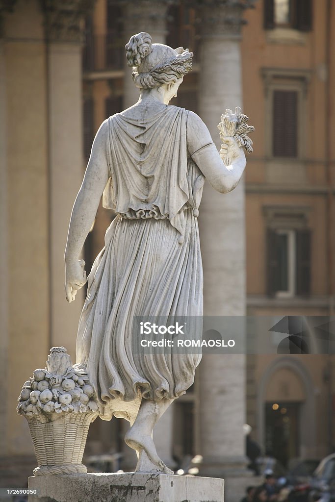 ネオクラシックの彫刻の女性、ローマ、イタリア - 像のロイヤリティフリーストックフォト